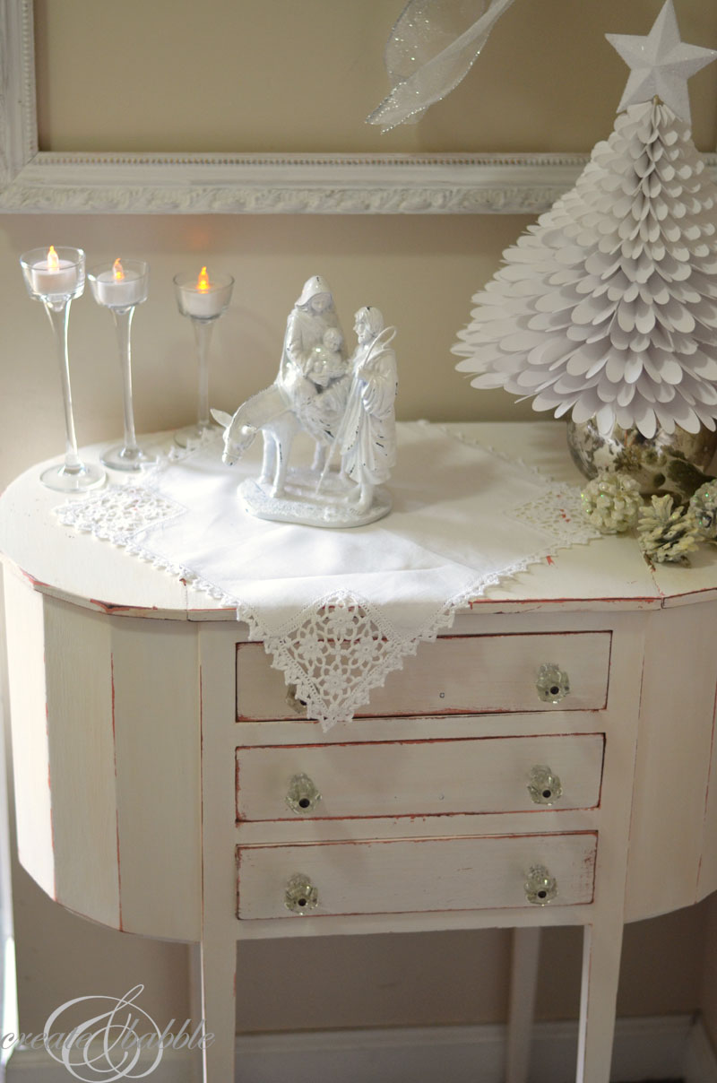 White and Silver Christmas Vignette {and a visit to Fresh Vintage by Amy}