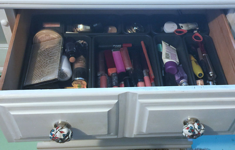 organized-drawer-of-vanity