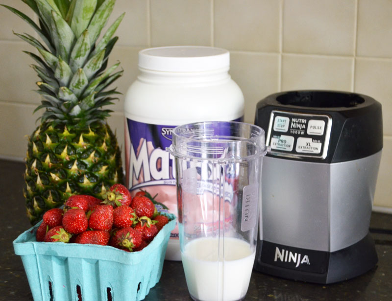 how to make healthy strawberry and pineapple protein smoothies