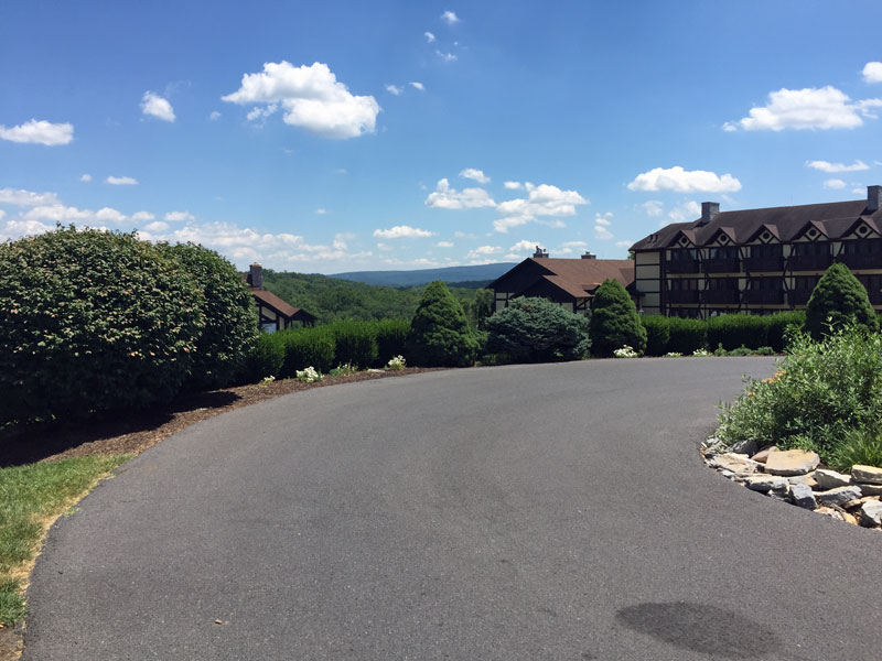 driveway-to-bavarian-inn