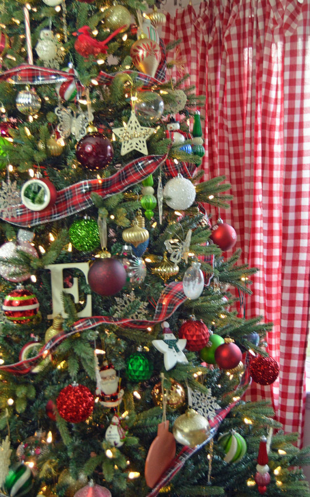 christmas-tree-with-curtains