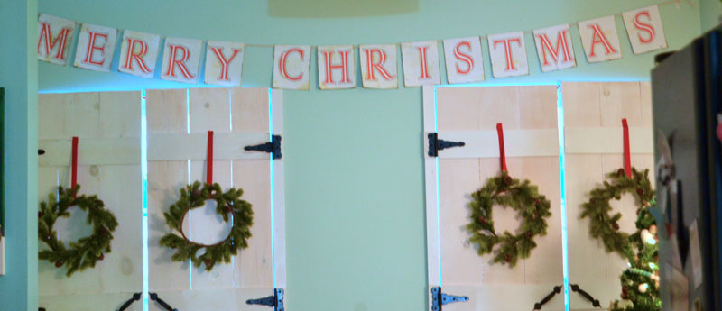 merry-christmas-banner-in-kitchen