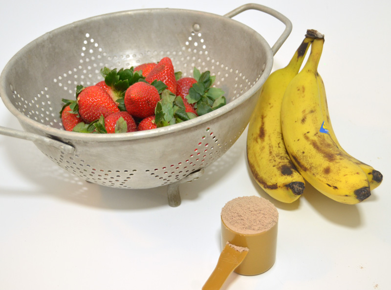 ingredients-for-chocolate-strawberry-protein-smoothie