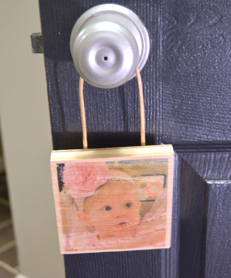 hang-photo-block-from-doorknob