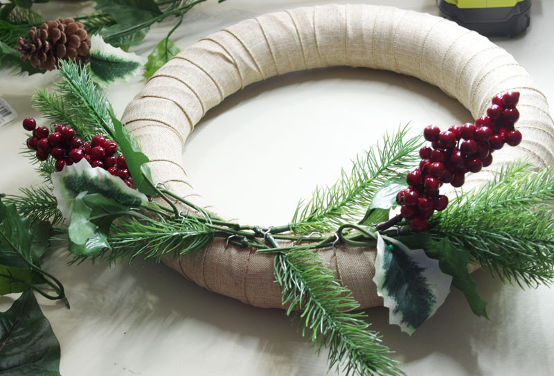 How to make a pretty Christmas wreath