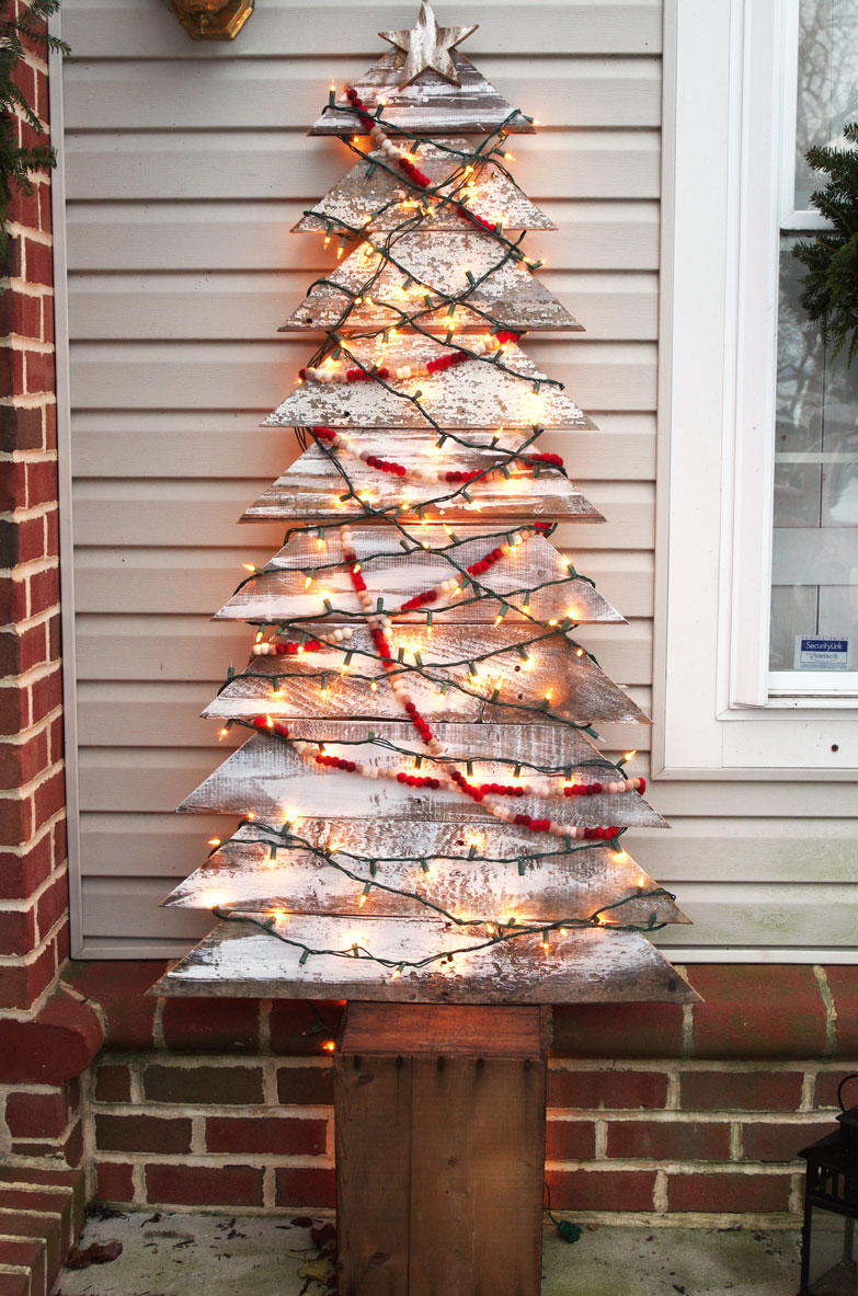 how to decorate a small front stoop for Christmas