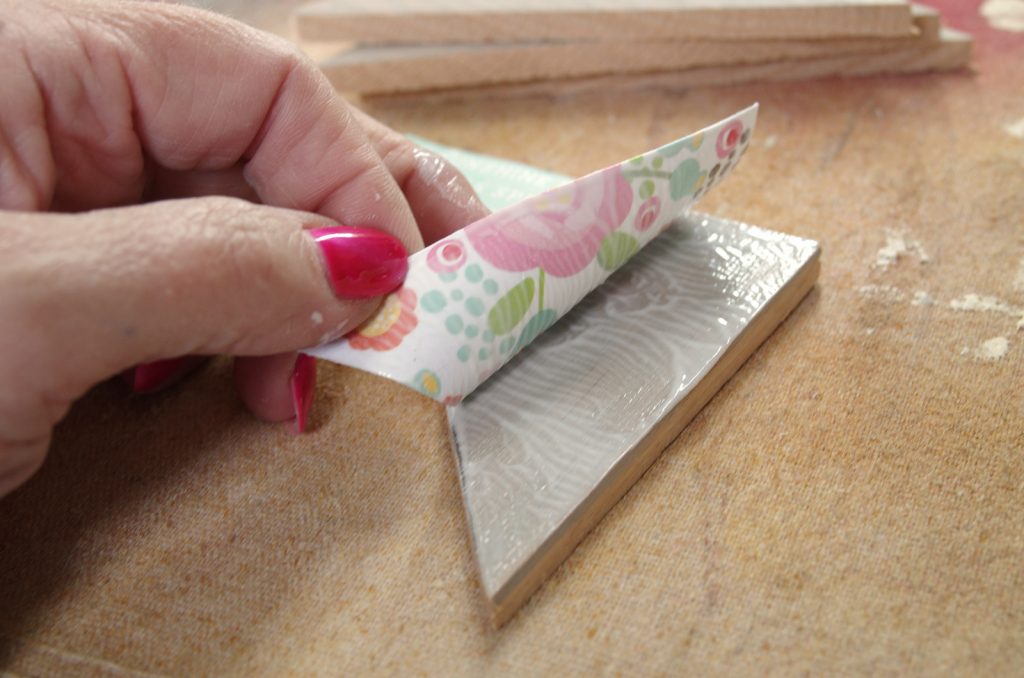 how to decoupage scrapbook paper to wood pieces to make a wooden quilt square